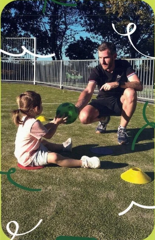 Thomas Lalanne accompagne une enfant lors d’une activité sportive en plein air